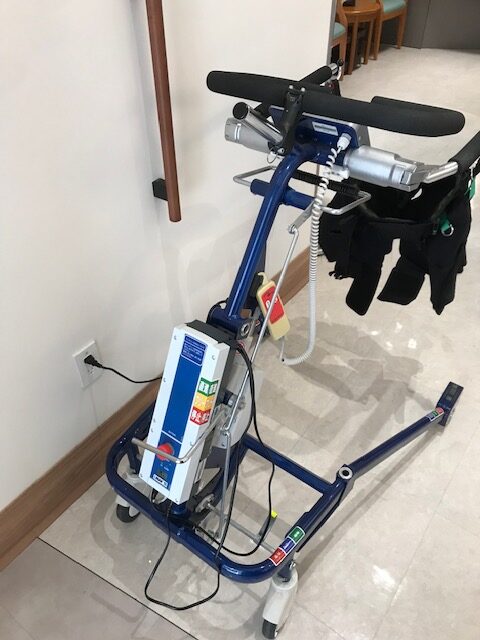 脳梗塞・脳出血・パーキンソン病の歩行練習に有効!免荷式歩行器POPOが良い理由